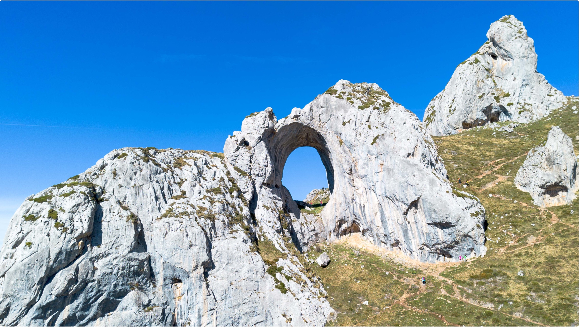 Arco natural en una formación rocosa con un cielo azul despejado