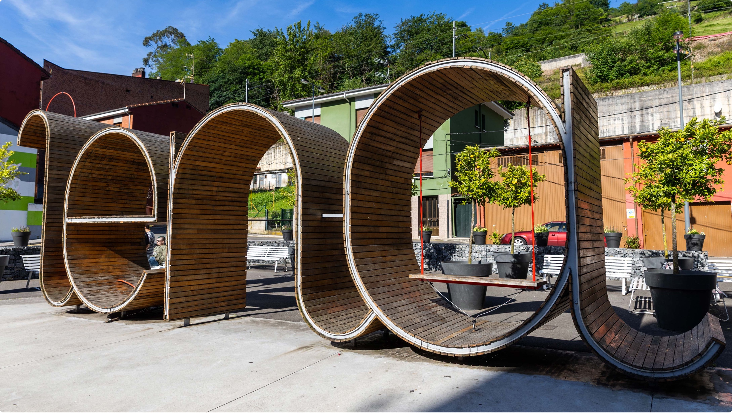 Estructura arquitectónica en forma de círculos de madera con plantas en macetas