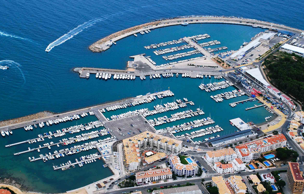 Vista aérea de un puerto deportivo con embarcaciones y edificios cercanos