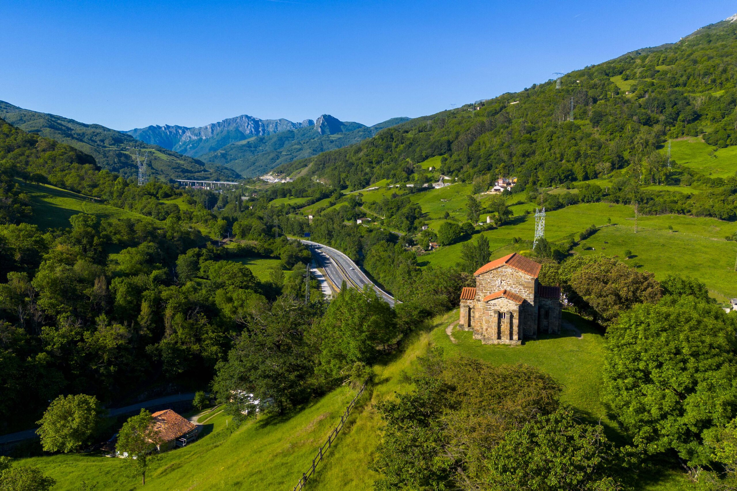 Santa Cristina de Lena y Aula Didáctica del Prerrománico