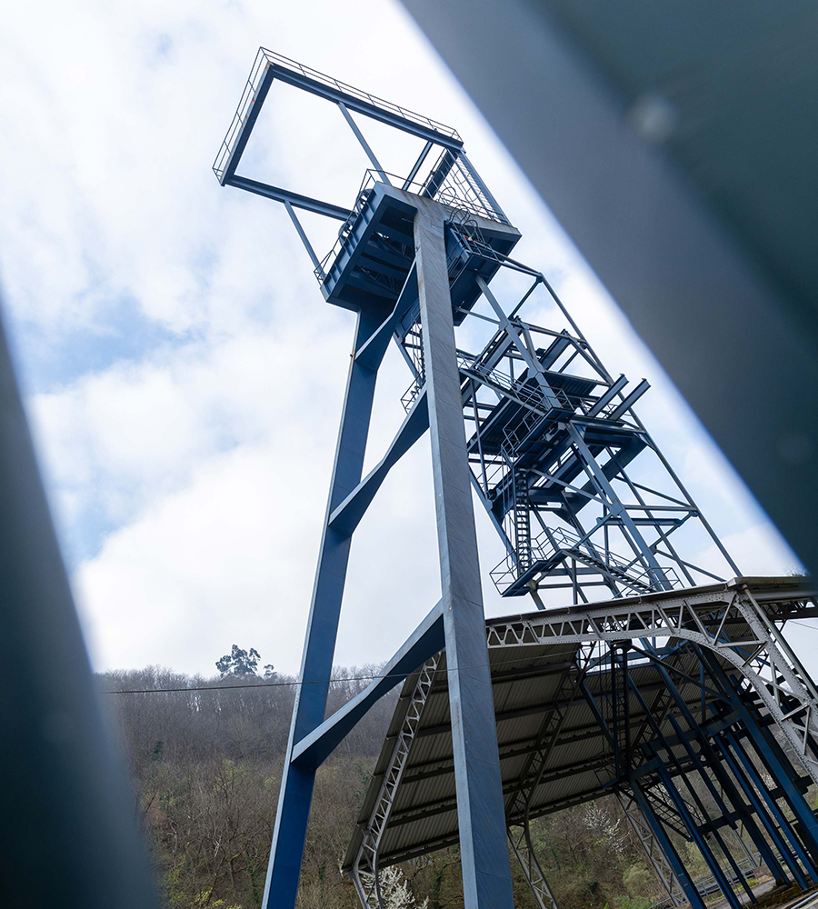Estructura metálica de gran altura con plataformas y escaleras, bajo un cielo nublado