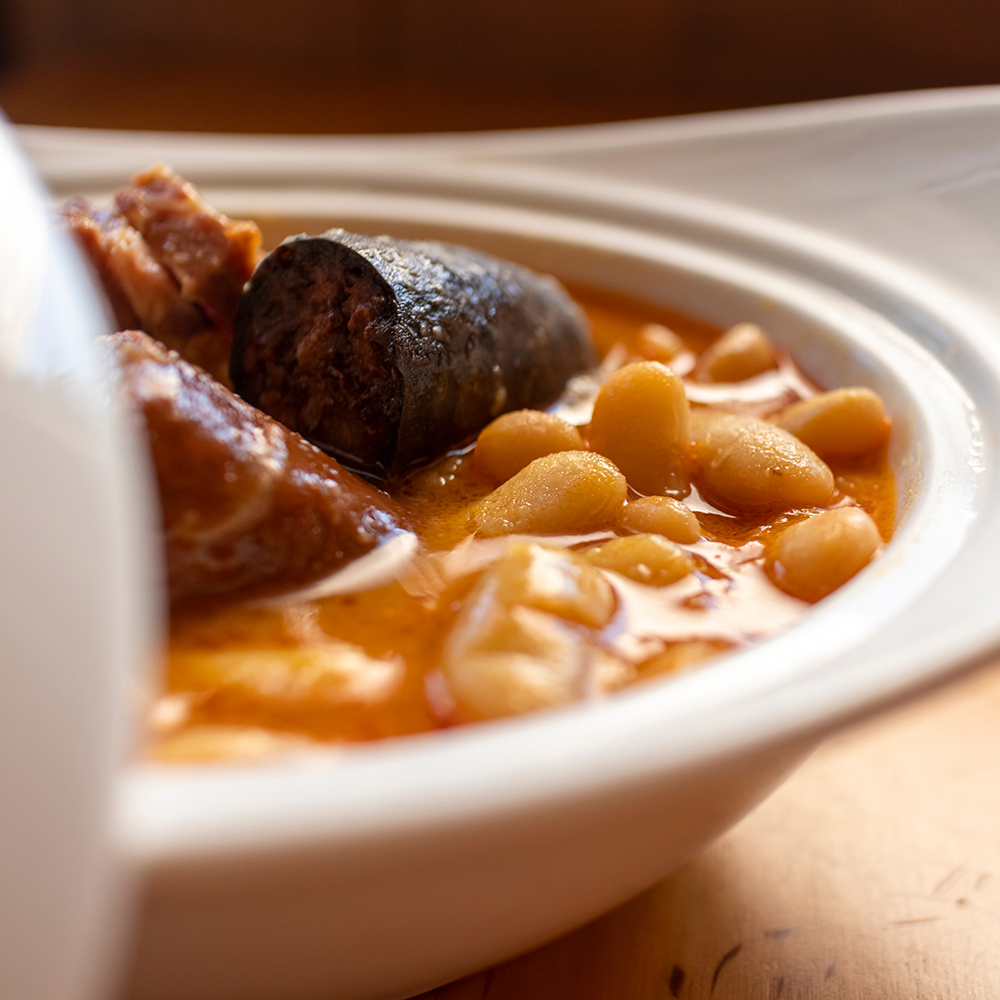 Plato de alubias con chorizo y morcilla en salsa roja