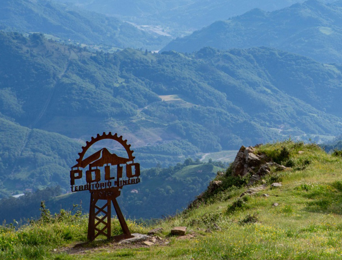 Señal de metal con la palabra "POLIO" en un paisaje montañoso y verde
