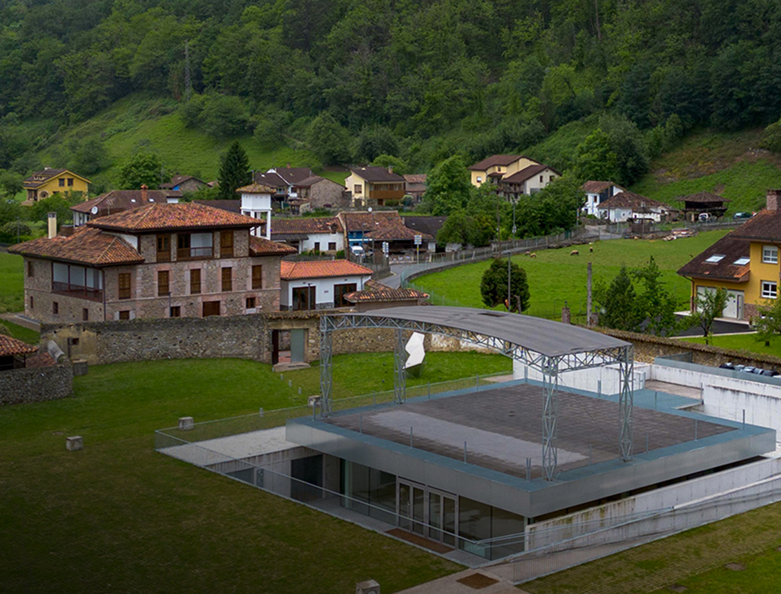 Vista panorámica de un paisaje rural con casas y un edificio moderno en primer plano